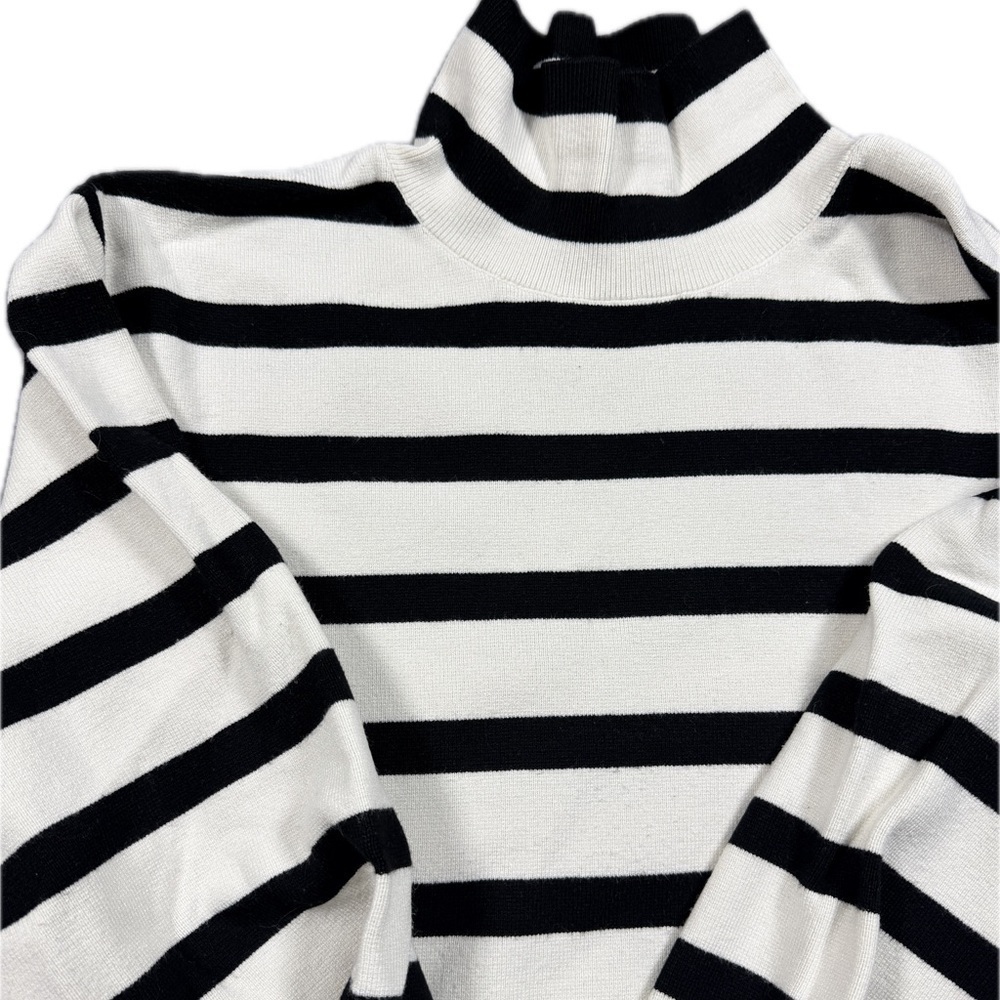 Women’s H&M Mock Neck Striped Sweater – Size Medium – White & Black – Excellent